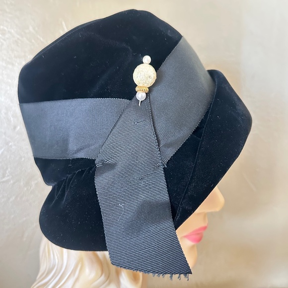 STYLISH VINTAGE BLACK VELVET RETRO CLOCHE - GROSGRAIN BAND + LARGE JEWEL HATPIN